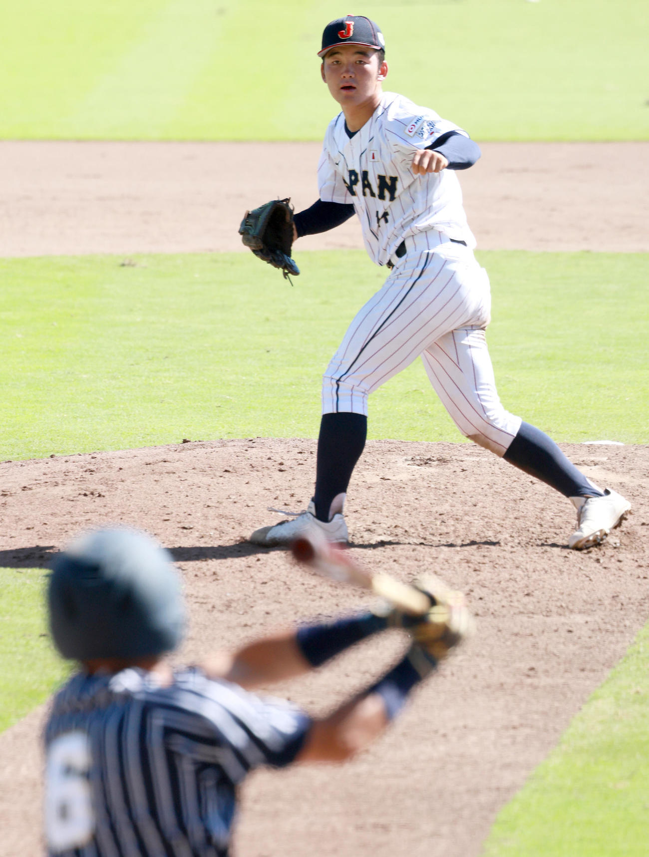 練習試合・U18日本代表対関西学生野球連盟選抜　7回に登板するU18日本代表・桜井（撮影・上山淳一）