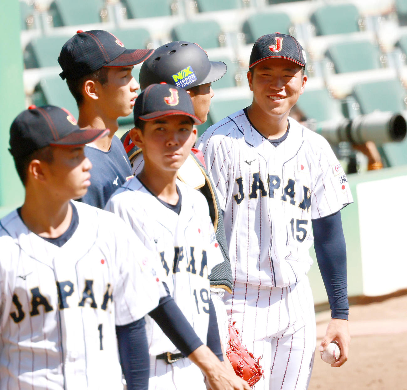 練習試合・U18日本代表対関西学生野球連盟選抜　5回の登板を終えたU18日本代表・中崎（右）はベンチ前で笑顔を見せる（撮影・上山淳一）