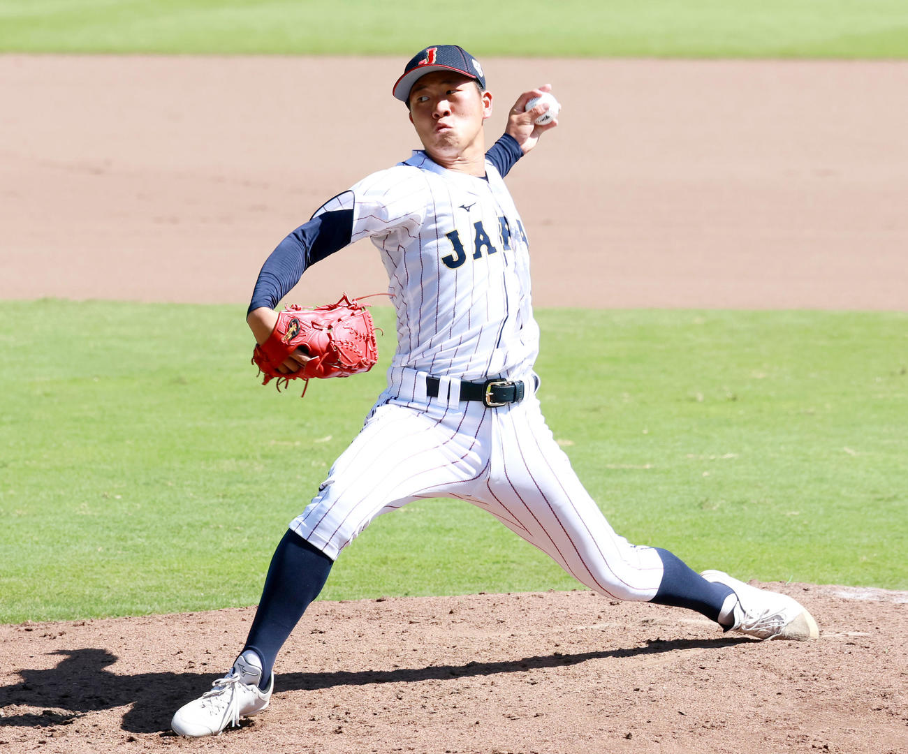 練習試合・U18日本代表対関西学生野球連盟選抜　力投を見せるU18日本代表・中崎（撮影・上山淳一）