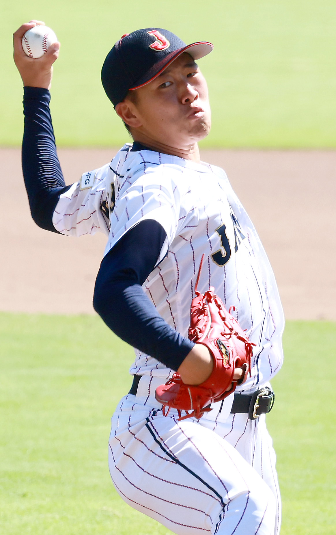 練習試合・U18日本代表対関西学生野球連盟選抜　5回に登板するU18日本代表・中崎（撮影・上山淳一）