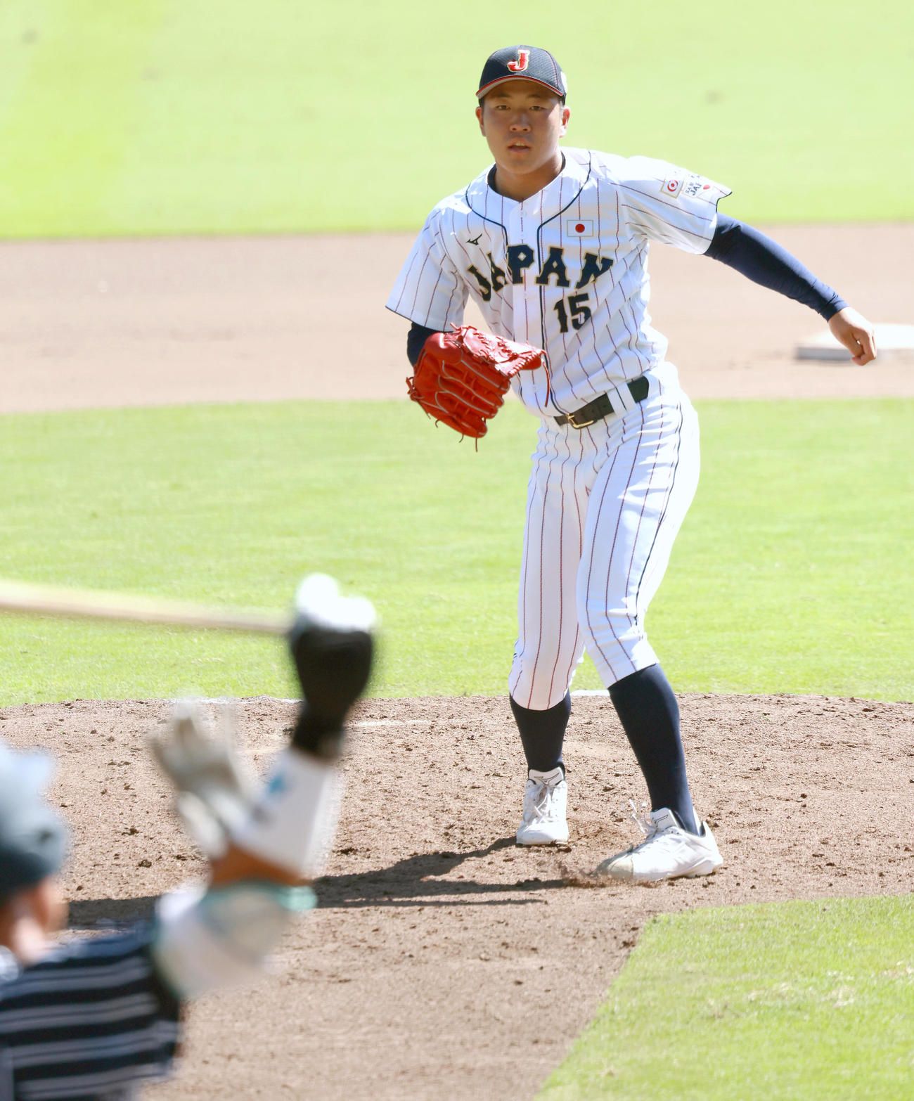 練習試合・U18日本代表対関西学生野球連盟選抜　5回表関西学生野球連盟選抜無死、中崎は白石を空振り三振に仕留める（撮影・上山淳一）
