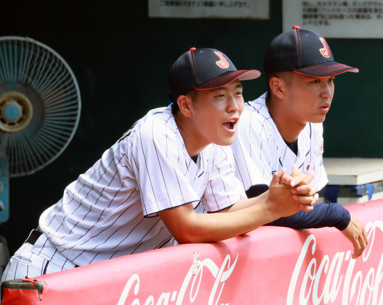 練習試合・U18日本代表対関西学生野球連盟選抜　2回、ベンチからナインに声を出すU18日本代表・中崎（左）と高尾（撮影・上山淳一）