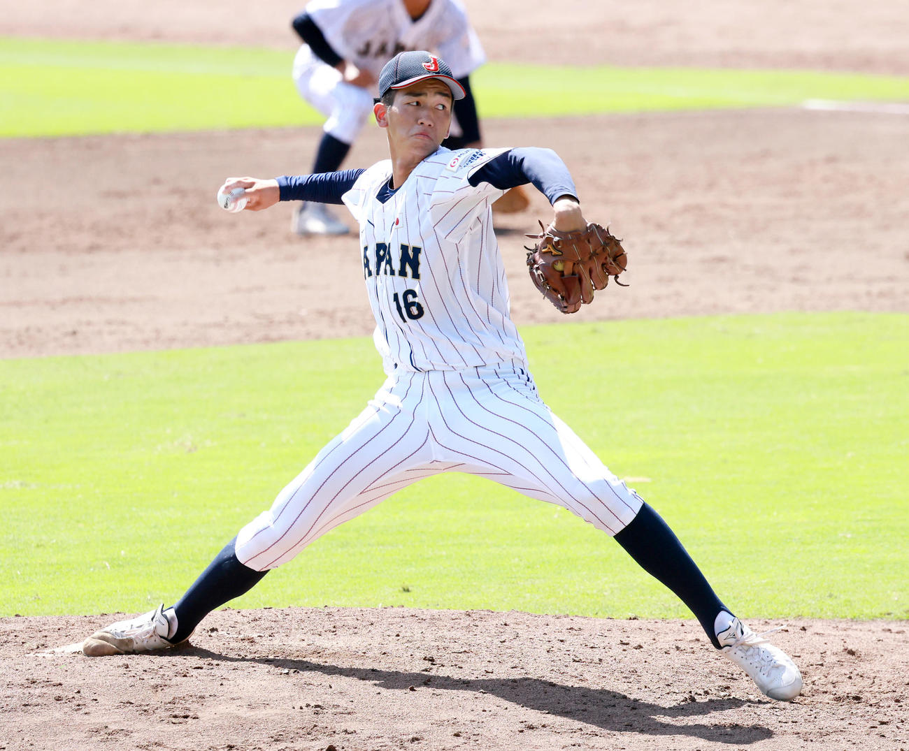 練習試合・U18日本代表対関西学生野球連盟選抜　4回表に登板するU18日本代表・今朝（撮影・上山淳一）