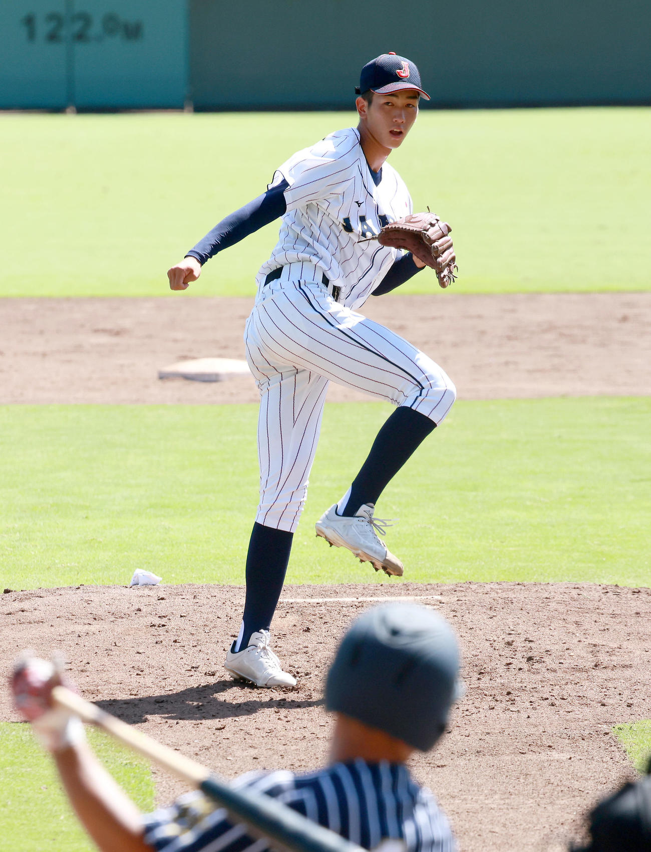 練習試合・U18日本代表対関西学生野球連盟選抜　4回表に登板するU18日本代表・今朝丸（撮影・上山淳一）