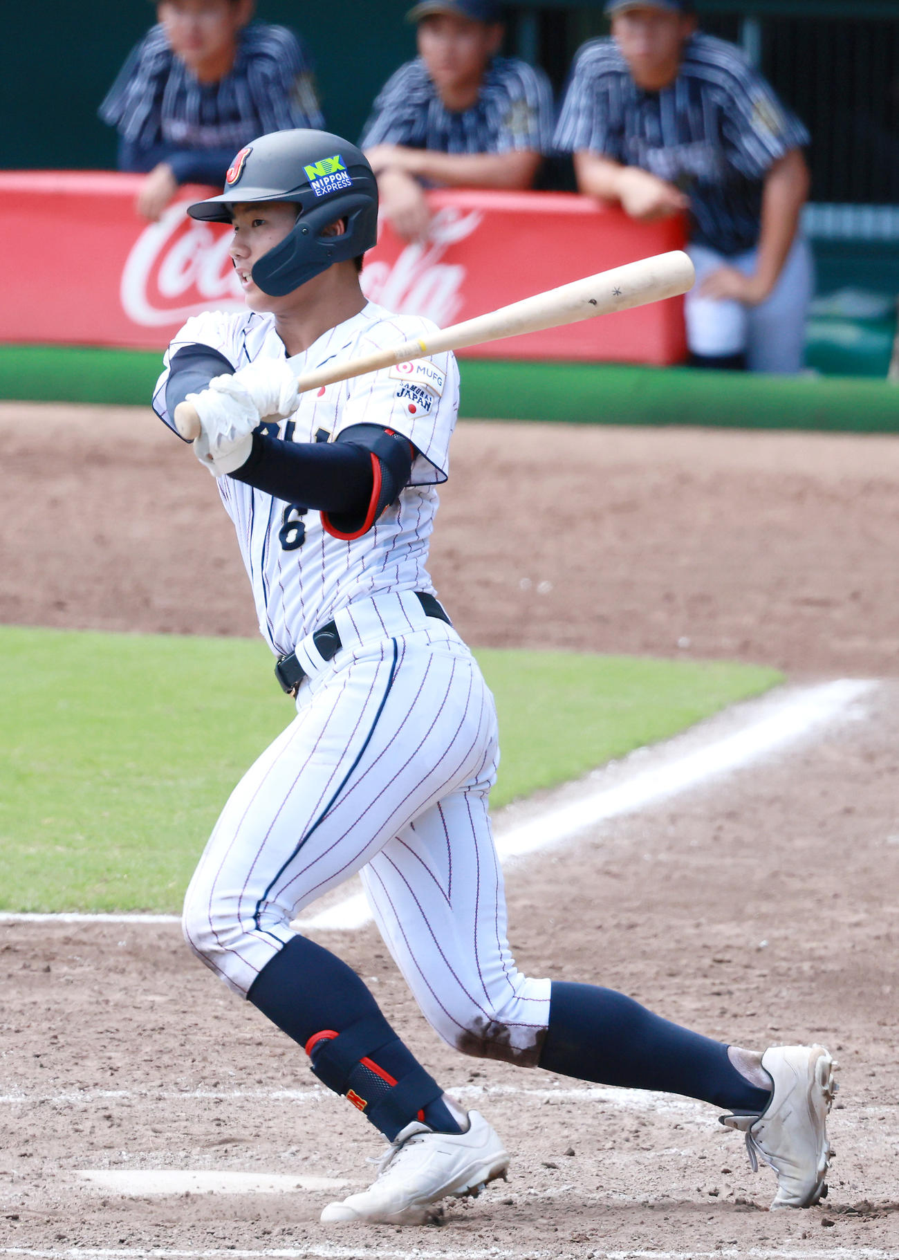 練習試合・U18日本代表対関西学生野球連盟選抜　4回裏U18日本代表2死、石塚は左二塁打を放つ（撮影・上山淳一）