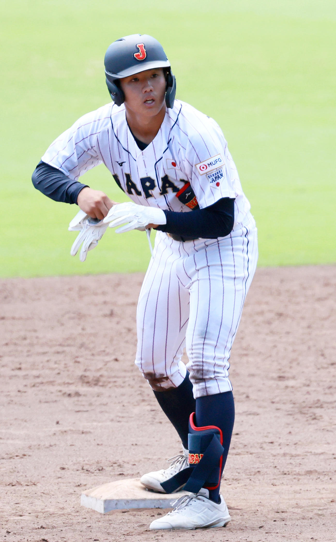 練習試合・U18日本代表対関西学生野球連盟選抜　4回裏U18日本代表2死、石塚は左二塁打を放つ（撮影・上山淳一）
