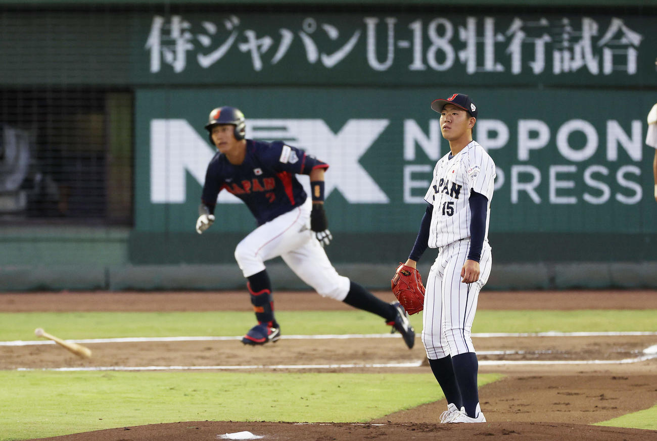 大学日本代表対高校日本代表　1回表大学日本代表1死一塁、西川を右飛に仕留める中崎（撮影・前田充）