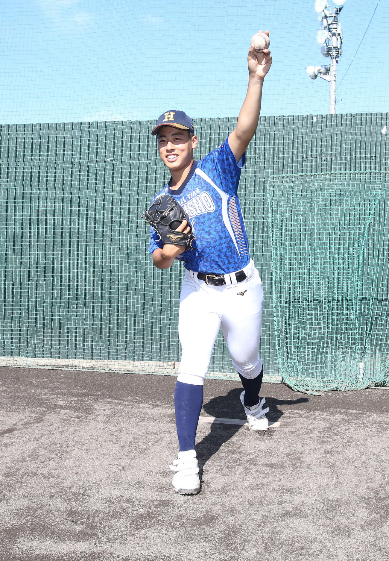北照の高橋手は、ブルペンで投球ポーズ（撮影・中島洋尚）