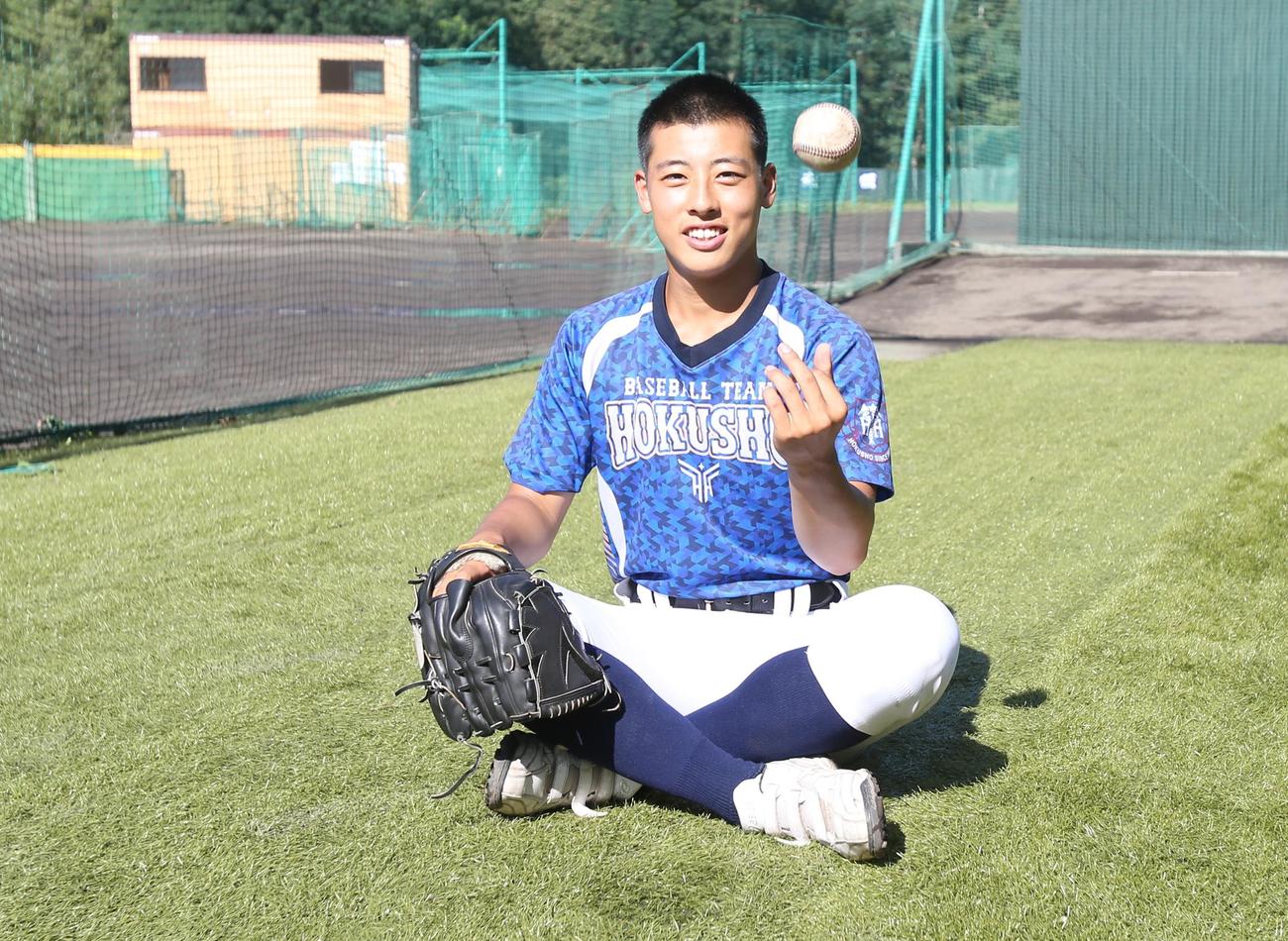 北照の高橋投手は、ボールを上に投げながら笑顔（撮影・中島洋尚）