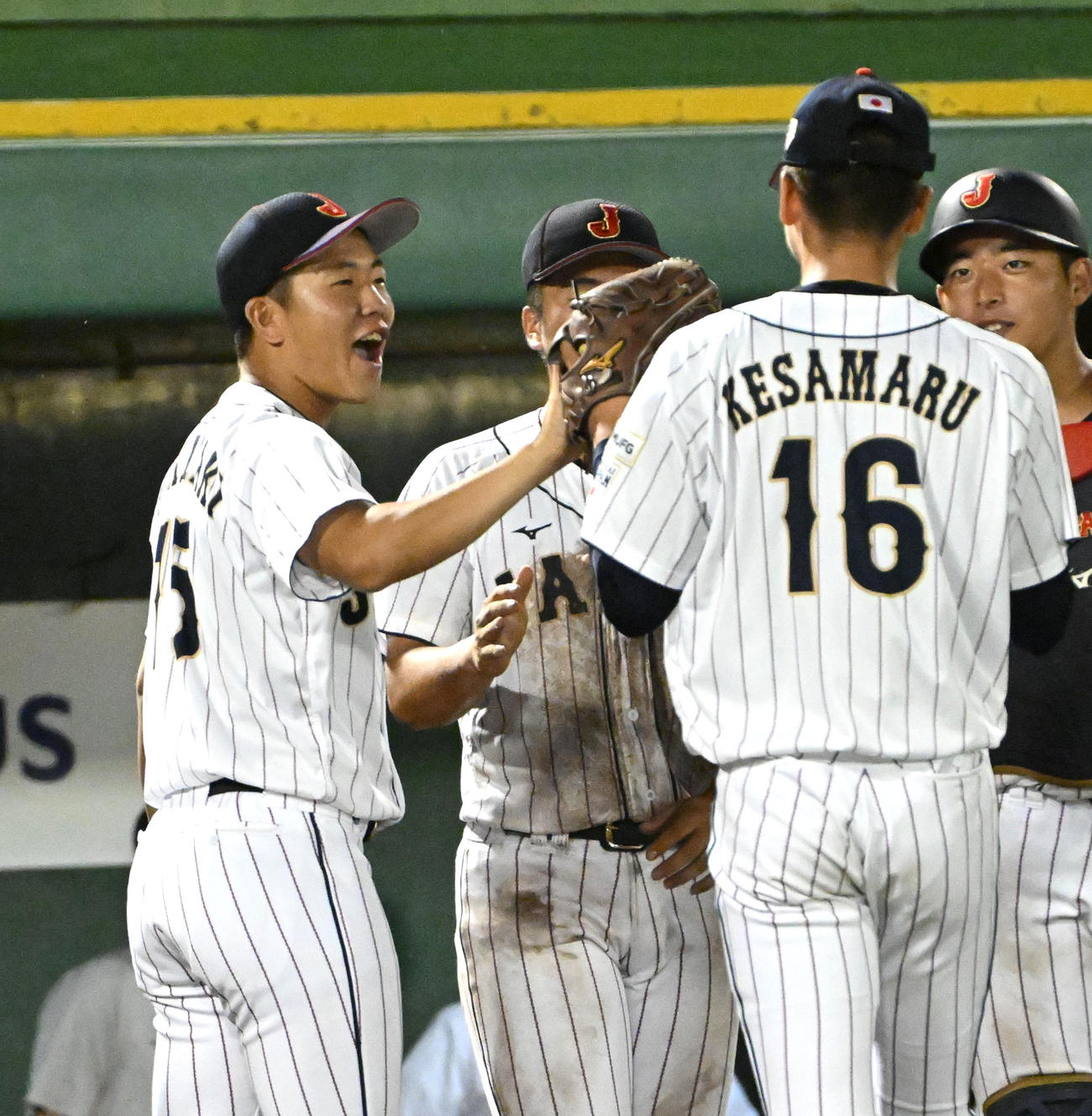 大学日本代表対高校日本代表　9回表を終え今朝丸裕喜（右）迎える中崎琉生（撮影・石井愛子）