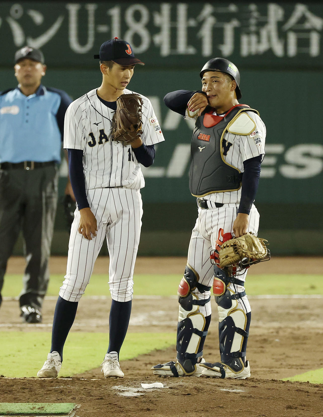 大学日本代表対高校日本代表　8回表、投球前に言葉を交わす高校日本代表・今朝丸（左）と箱山（撮影・前田充）