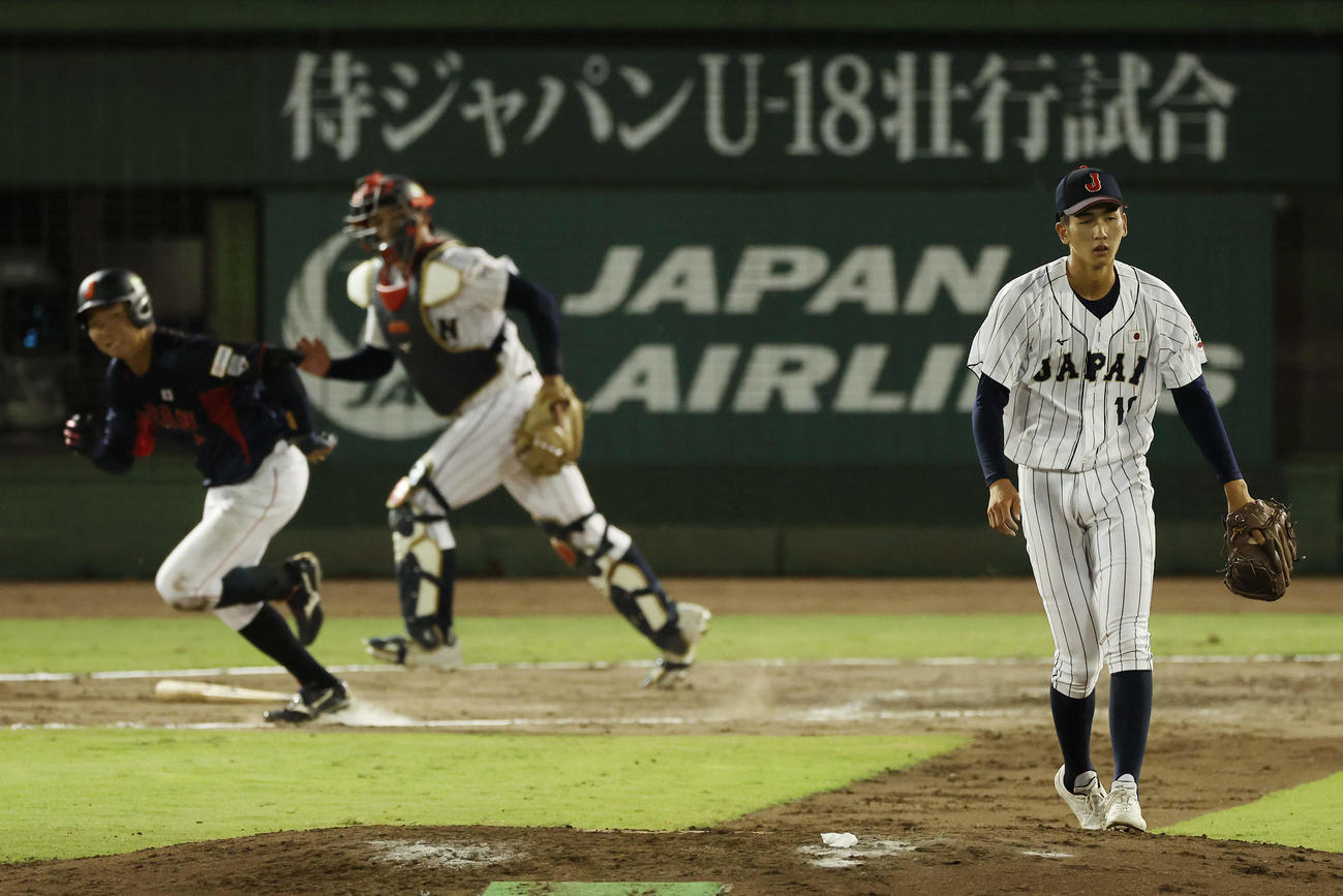 大学日本代表対高校日本代表　8回表大学日本代表無死、山県（左）を遊ゴロに仕留める今朝丸（撮影・前田充）