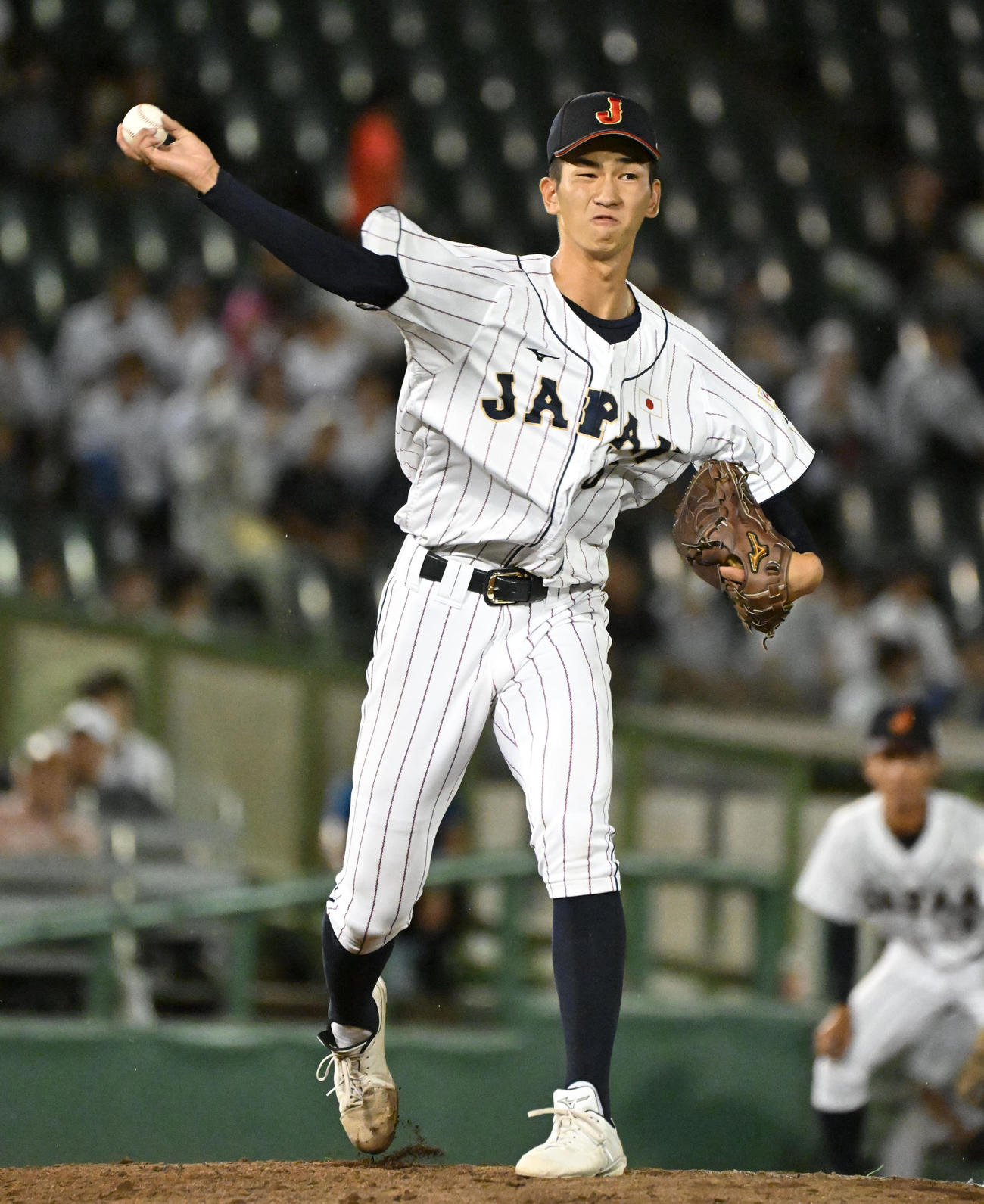 大学日本代表対高校日本代表　9回表大学日本代表無死一塁、けん制球を投げる今朝丸（撮影・石井愛子）