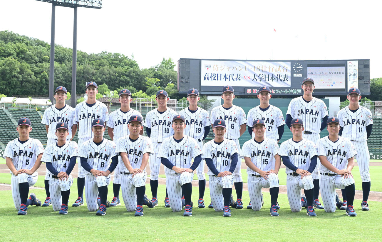 試合前に集合写真を撮る（前列左から）健大高崎・高山裕次郎、明徳義塾・山畑真南斗、広陵・浜本遥大、大阪桐蔭・徳丸快晴、報徳学園・間木歩、広陵・高尾響、京都国際・中崎琉生、鶴岡東・櫻井椿稀、智辯和歌山・花田悠月（後列左から）大阪桐蔭・境亮陽、報徳学園・今朝丸裕喜、健大高崎・箱山遥人、早稲田実・宇野真仁朗、興南・田崎颯士、花咲徳栄・石塚裕惺、関東第一・熊谷俊乃介、東海大相模・藤田琉生、関東第一・坂井遼（撮影・石井愛子）