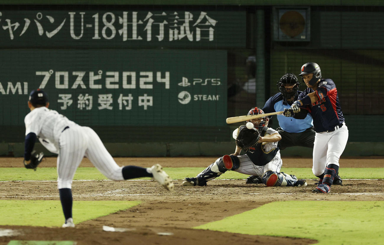 大学日本代表対高校日本代表　5回表大学日本代表1死三塁、左前適時打を放つ渡部。投手間木（撮影・前田充）