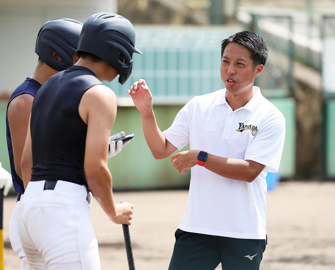 20日、練習中、選手に声をかける青森山田のメンタルコーチを務める前田氏