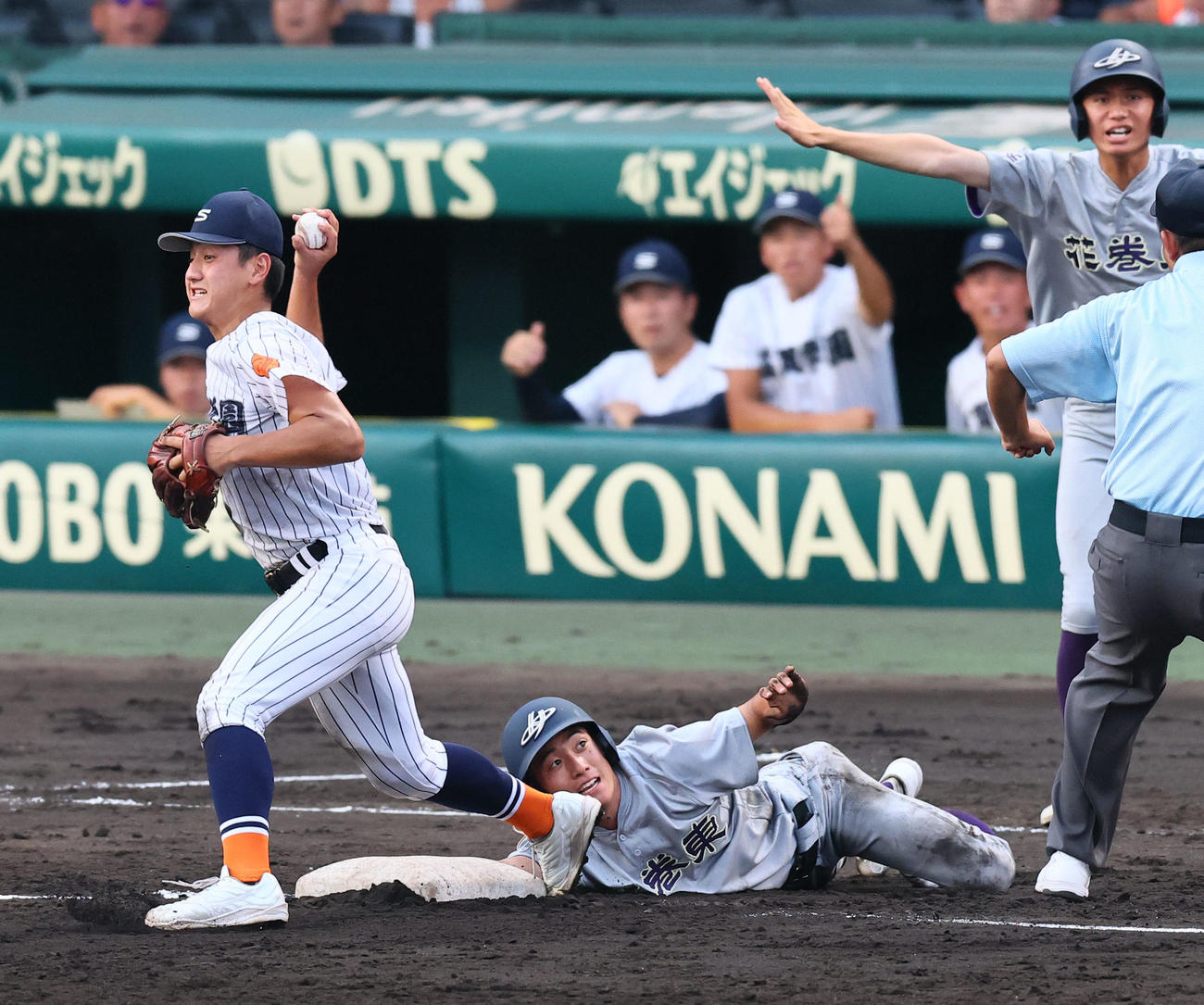 8月13日、滋賀学園対花巻東　3回裏花巻東1死一、二塁、打者新田で二走村上が三盗を試みるもオーバーランしタッチアウトになる