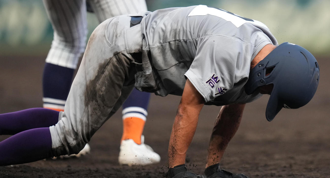 13日、滋賀学園対花巻東　5回裏花巻東無死、ヘッドスライディングするも二ゴロに倒れた村上
