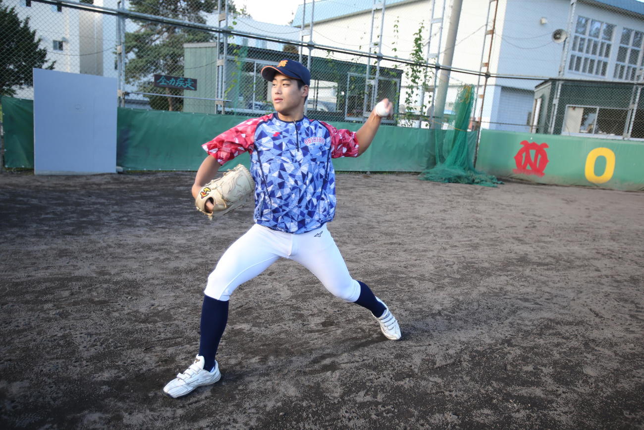帯広農高の渋谷投手は投球フォームを披露（撮影・中島洋尚）