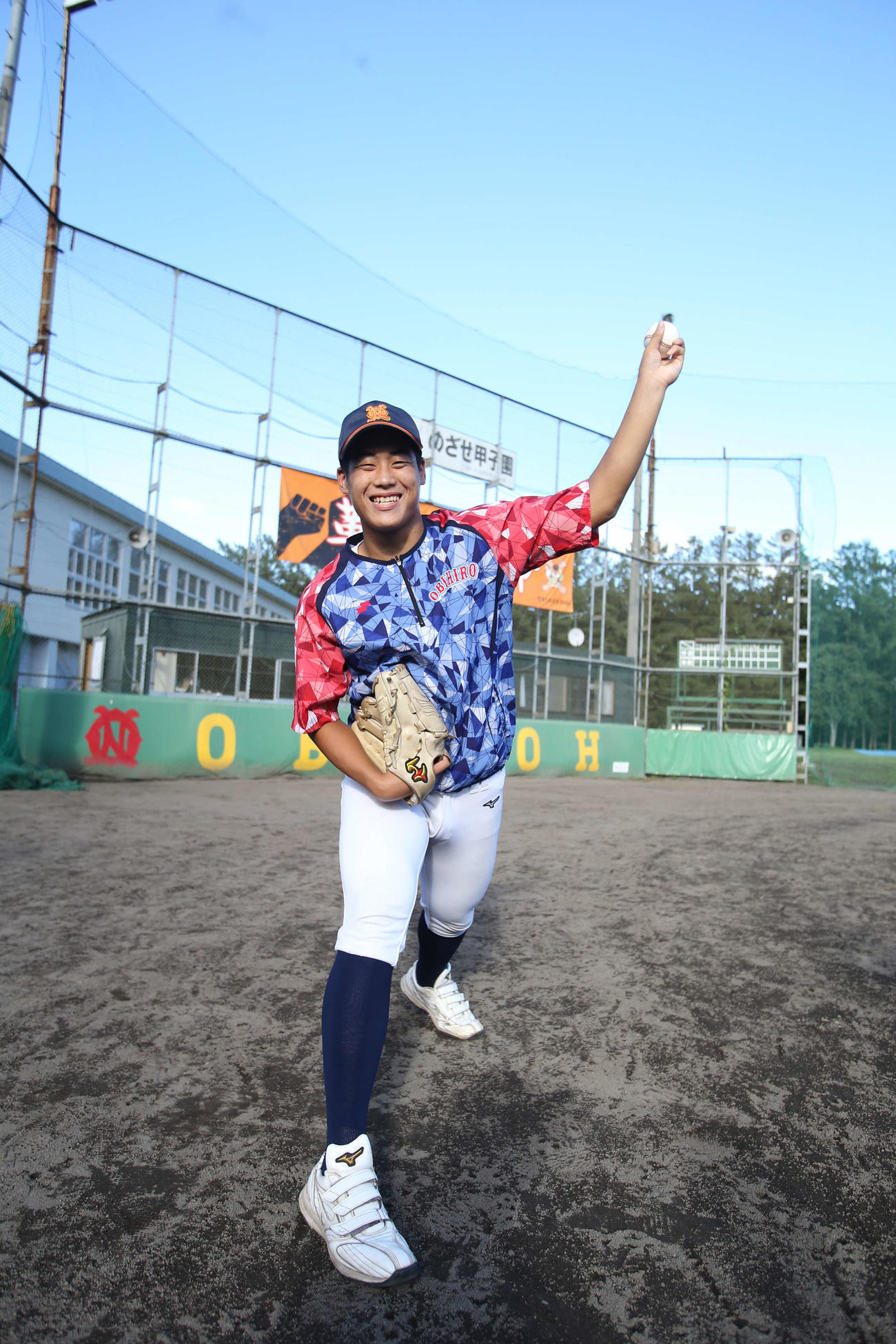帯広農高の渋谷投手は笑顔で投球フォームを披露（撮影・中島洋尚）