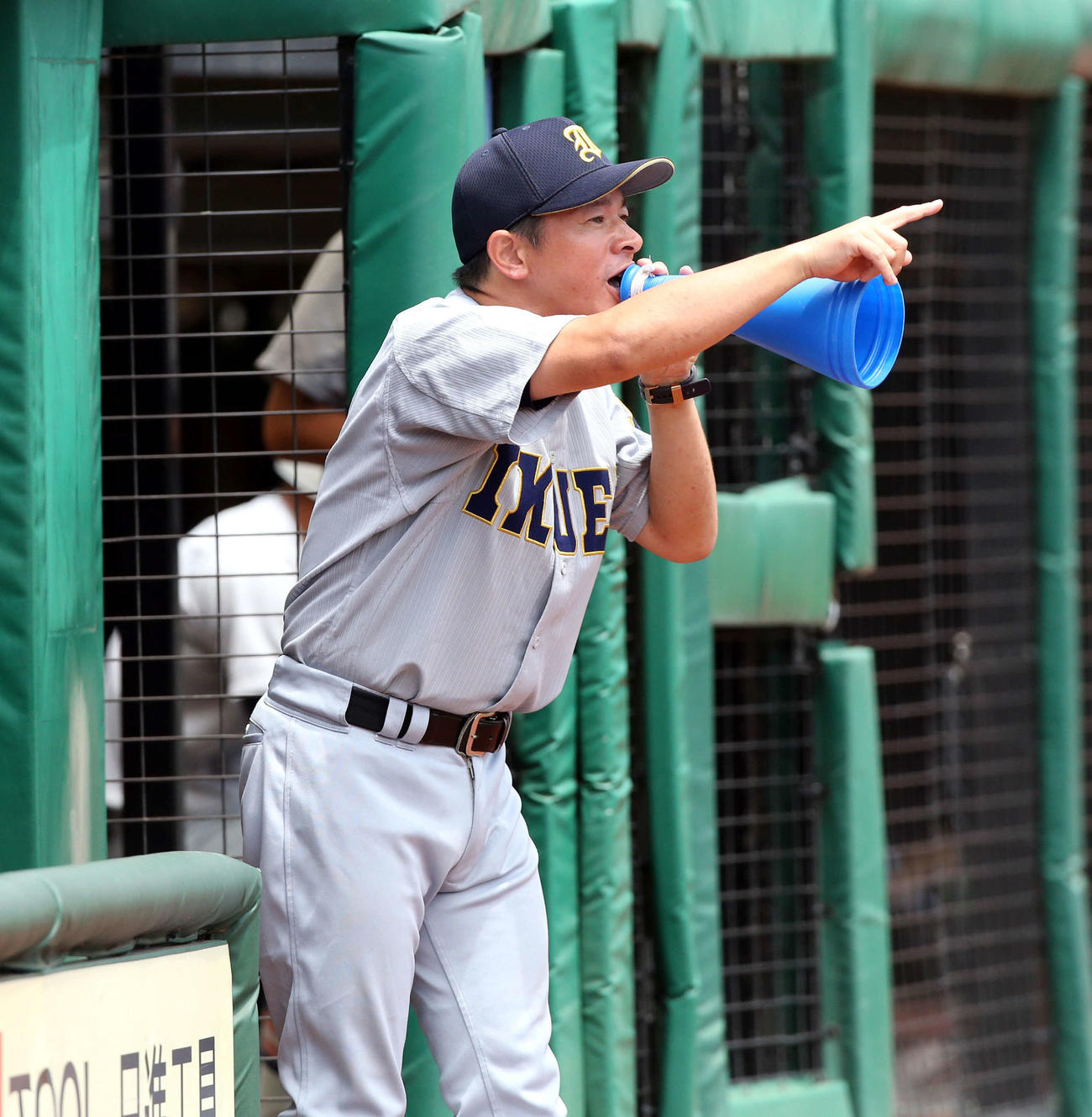 7月、聖和学園との決勝でナインらに指示を送る仙台育英・須江監督