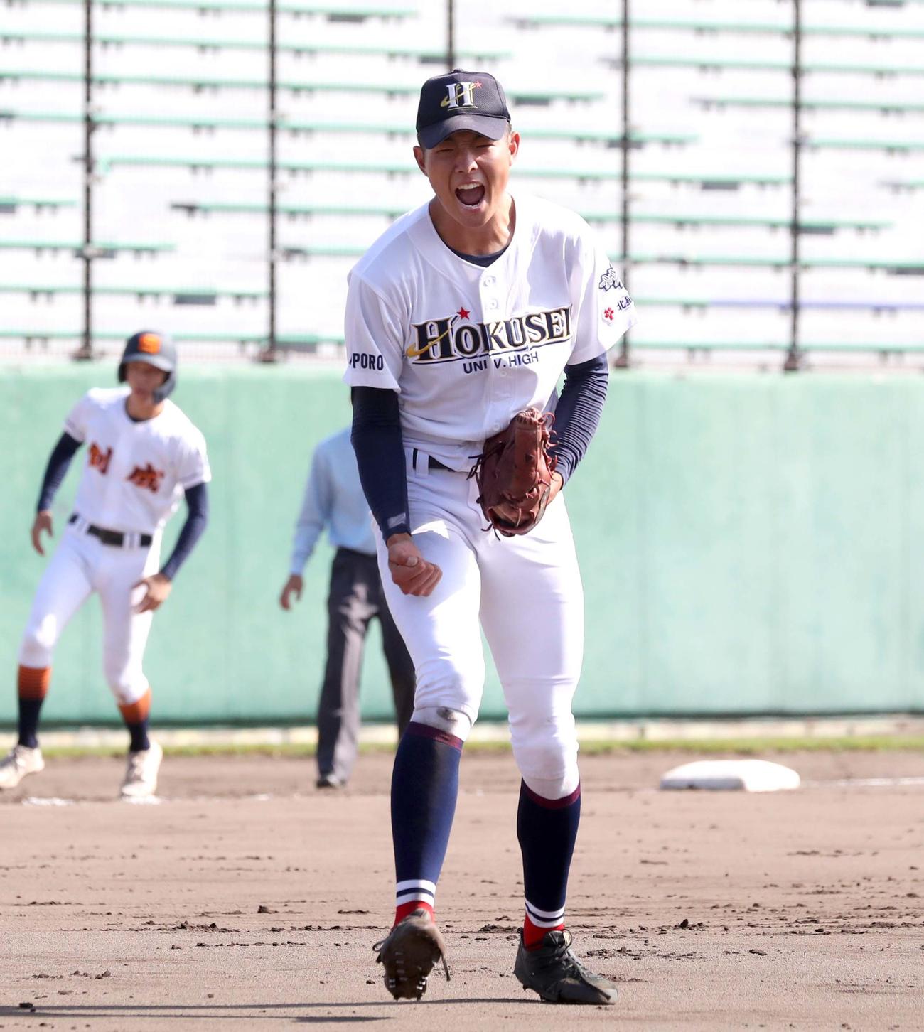 23年秋の地区代表決定戦で打者を打ち取り叫ぶ北星学園大付・石田