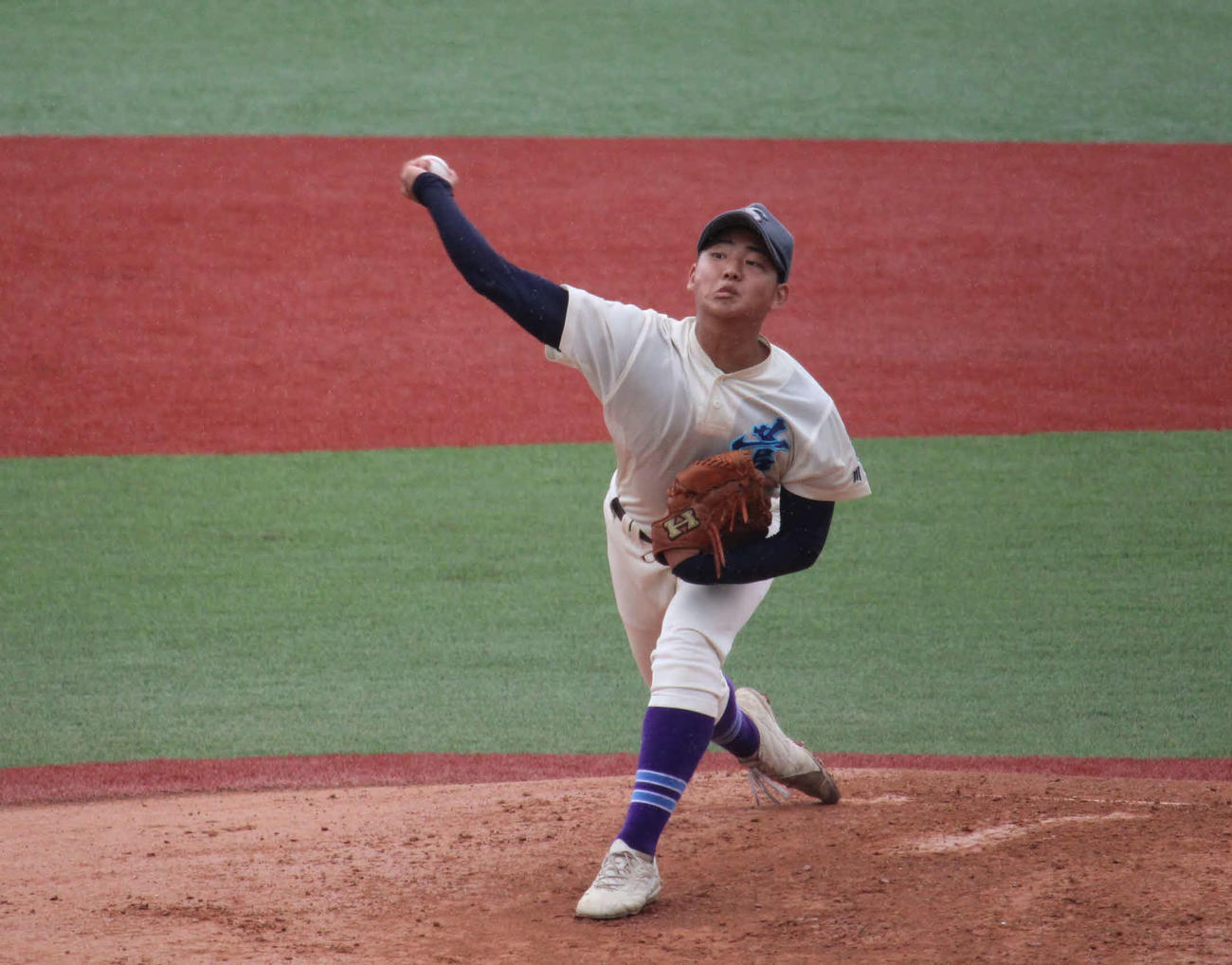 菅対逗子開成　力投する菅・岩瀬（2024年7月11日撮影）