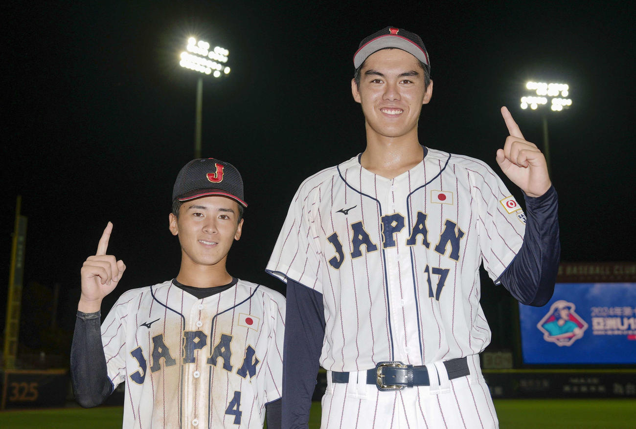 台湾に勝利し、笑顔でポーズをとる山畑（左）と藤田（共同）