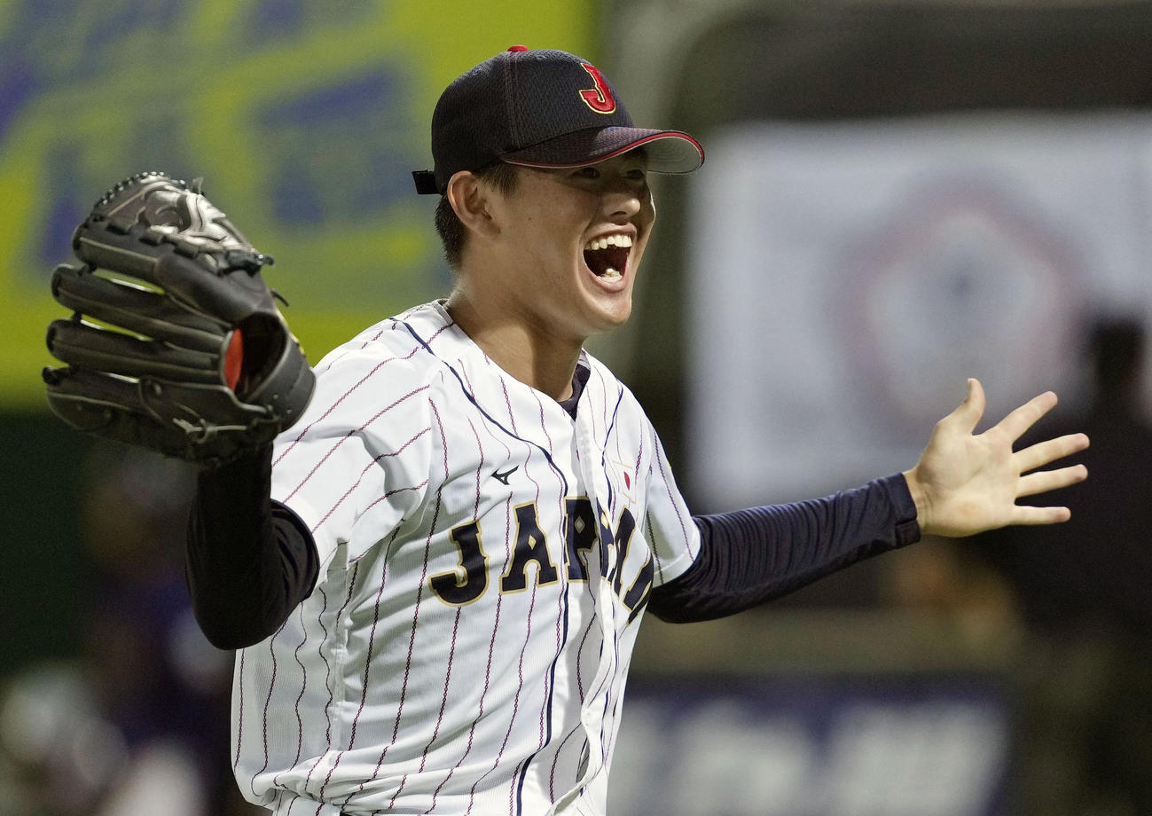 台湾戦の5回、ピンチを切り抜け笑顔の坂井（共同）