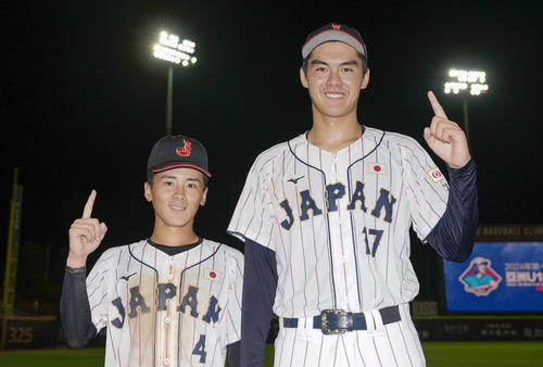 台湾に勝利し、笑顔でポーズをとる山畑（左）と藤田（共同）