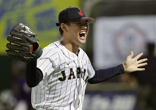 台湾戦の5回、ピンチを切り抜け笑顔の坂井（共同）