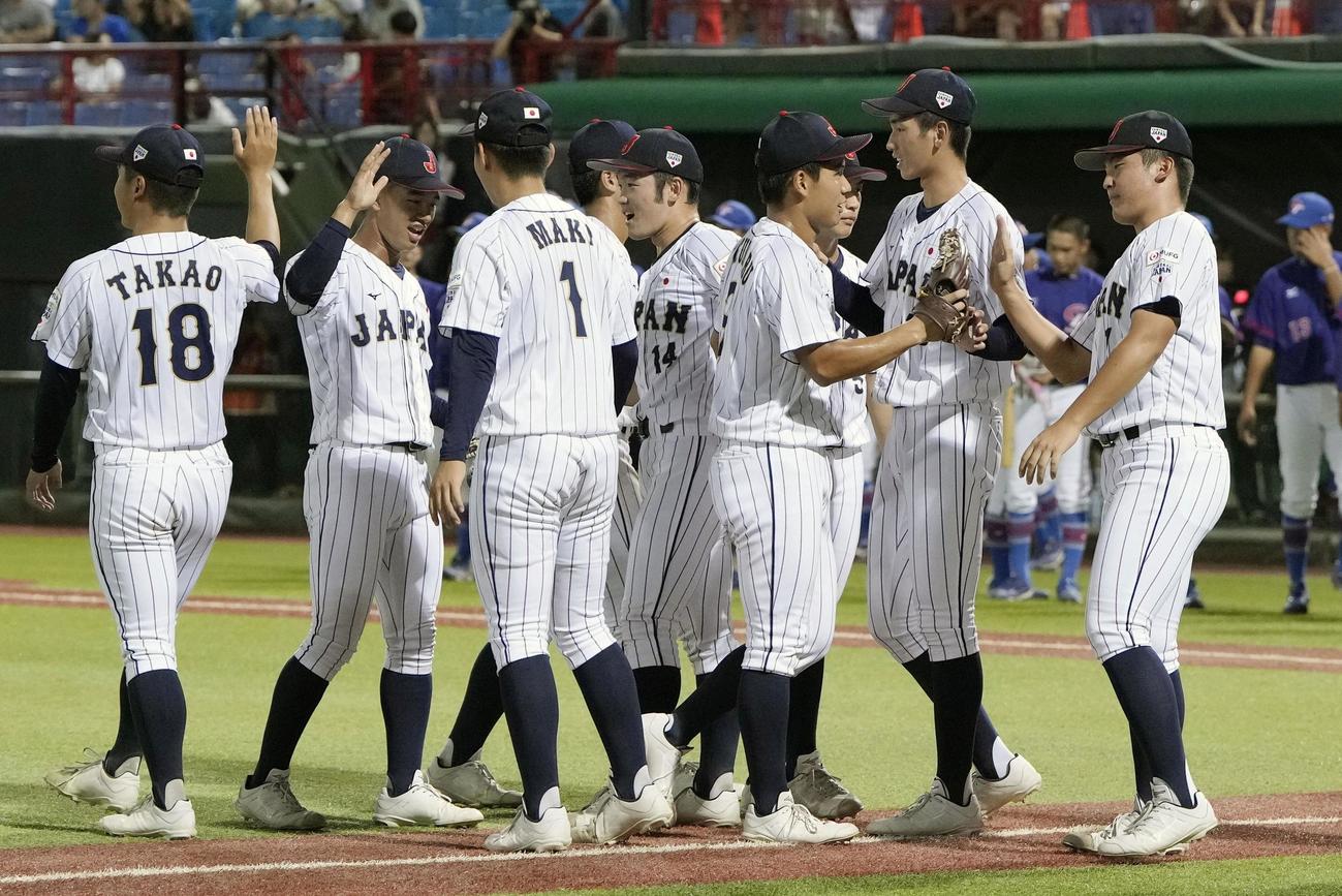 台湾に勝利し、タッチを交わす高校日本代表（共同）