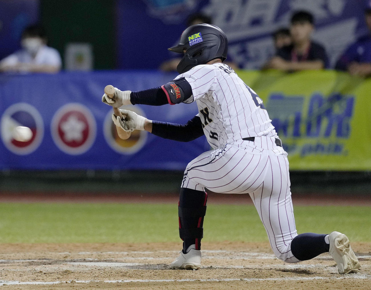 台湾戦の6回、浜本が先制のスクイズを決める（共同）