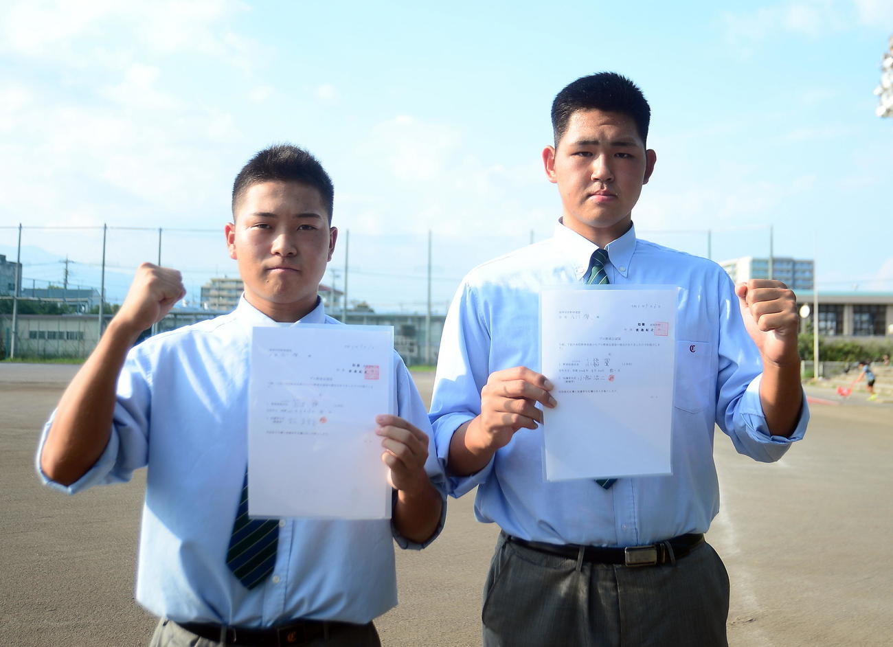 プロ志望届を提出した知徳・小船（右）と松本（撮影・前田和哉）
