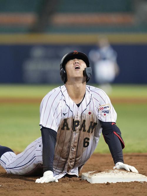 韓国戦の6回、石塚が右翼線二塁打で三塁を狙うがタッチアウト（共同）