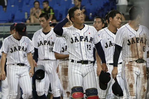 韓国に敗れ、引き揚げる高校日本代表。得失点率差で決勝に進出した（共同）