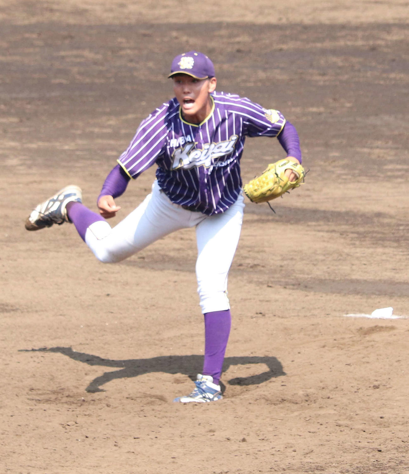 中央学院大対千葉経大　9回2失点で完投勝利を挙げた千葉経大・白根（撮影・佐瀬百合子）