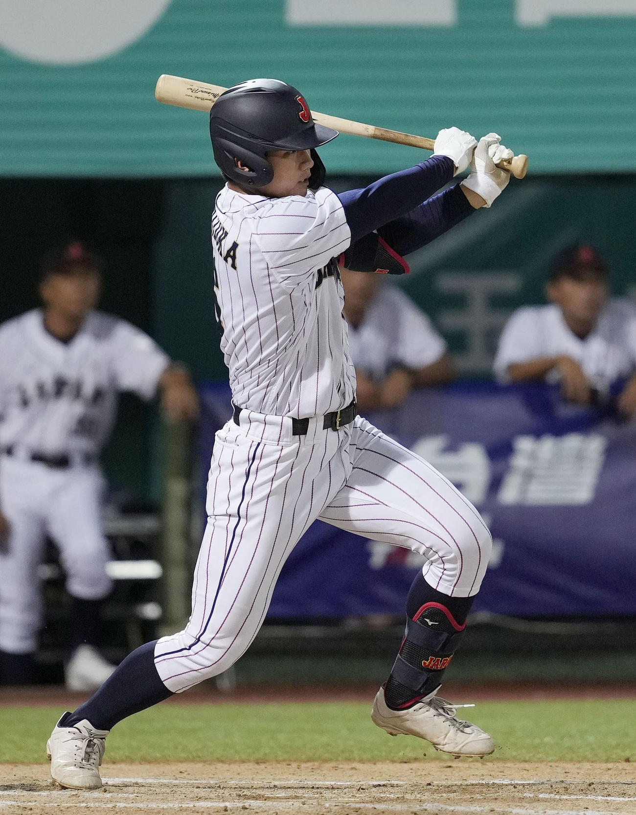 台湾戦の1回、石塚が先制打を放つ（共同）