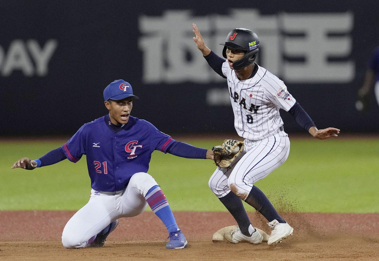 台湾戦の1回、浜本が二盗を決める（共同）