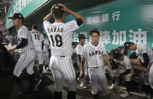 決勝で台湾に敗れ、引き揚げる高校日本代表（共同）