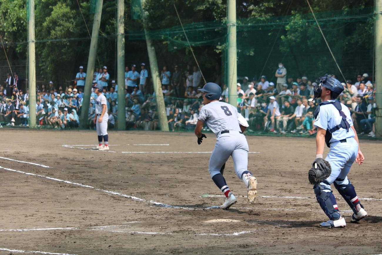 勢の高校野球ファンが見守る中で打席に立った横浜・阿部葉太（撮影・金子真仁）