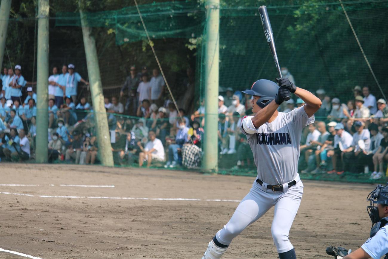 大勢のファンが見守る中で打席に立った横浜・阿部葉太（撮影・金子真仁）