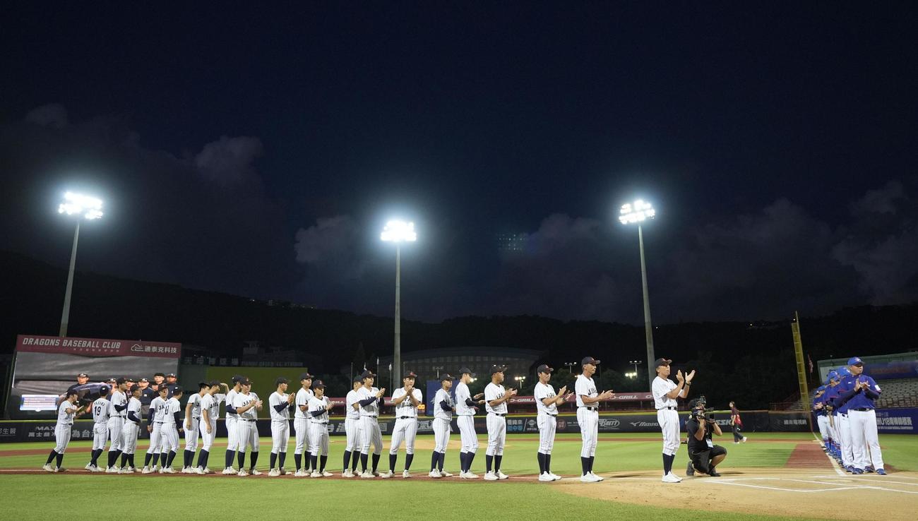 台湾との決勝に臨む高校日本代表（共同）
