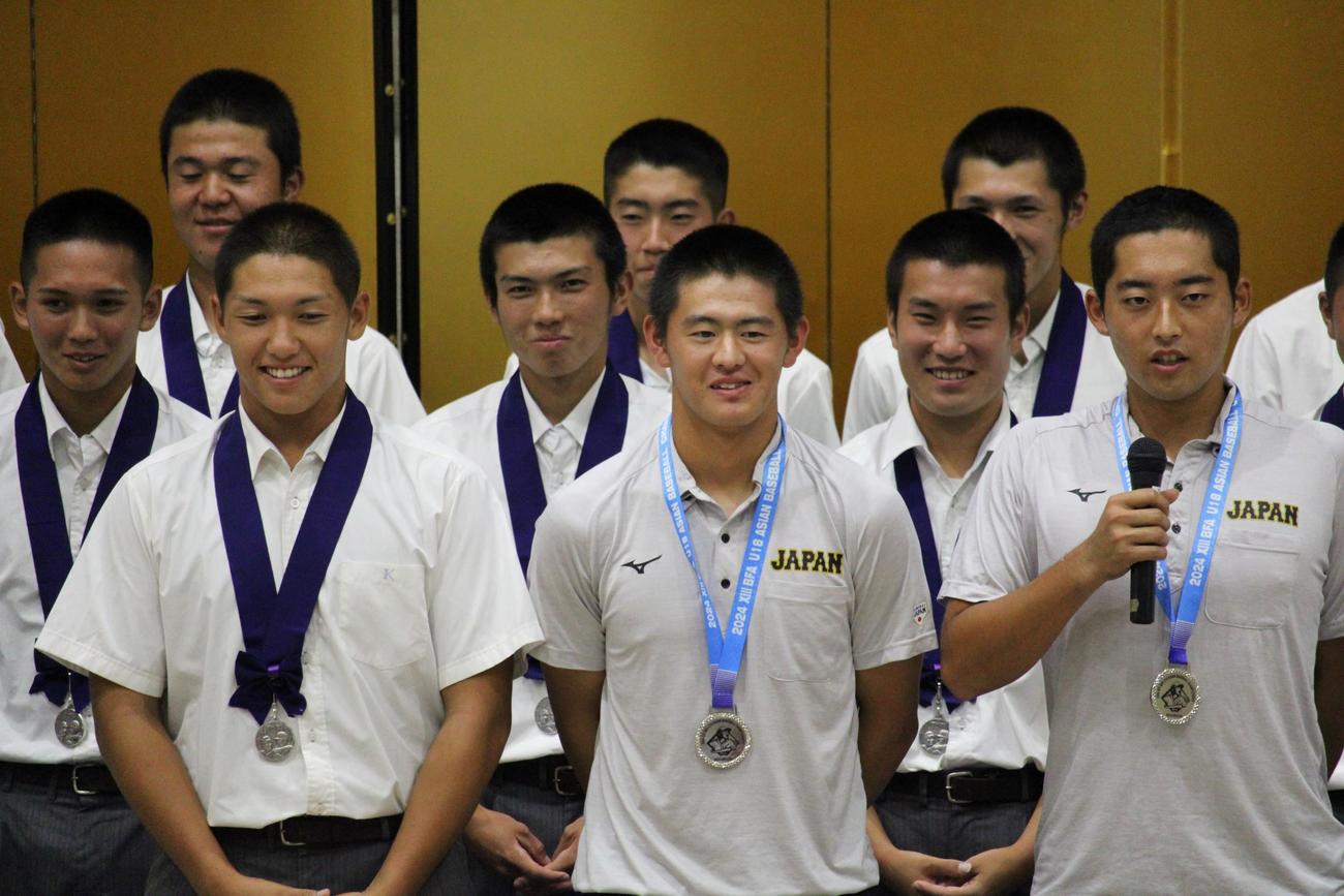 母校で甲子園準優勝報告会を行った関東第一ナイン。前列左から高橋、坂井、熊谷（撮影・金子真仁）