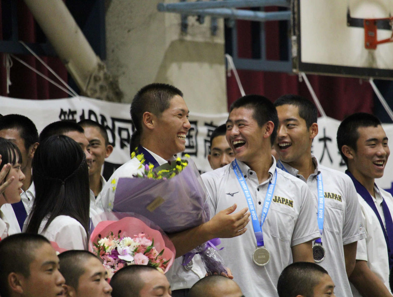 甲子園準優勝報告会で笑顔を見せる坂井（右から3人目）ら関東第一ナイン（撮影・金子真仁）