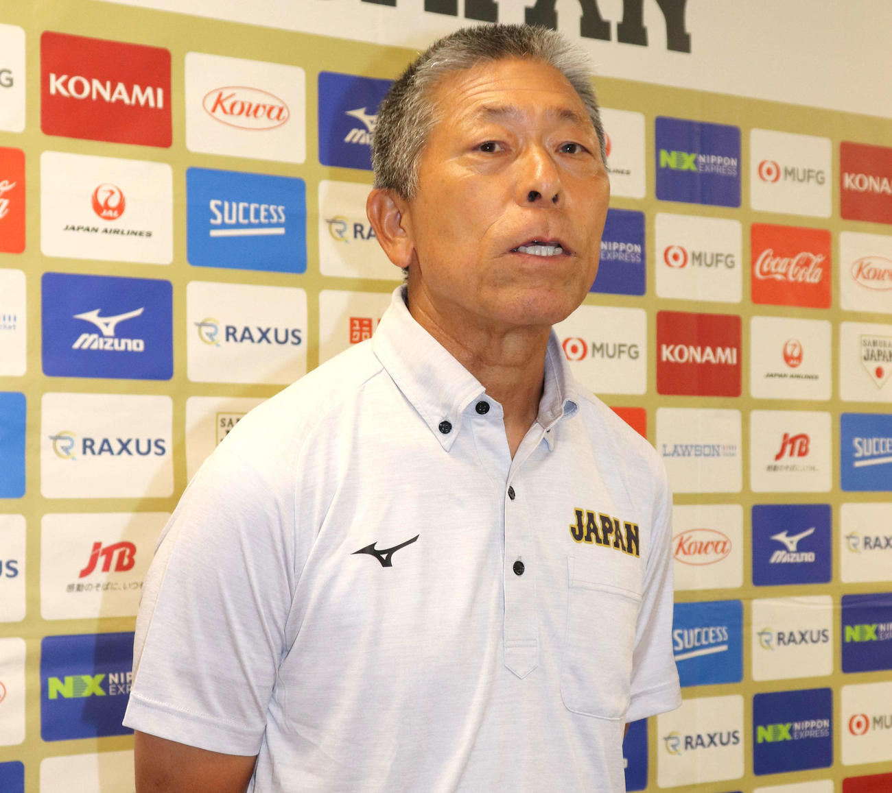 帰国後、取材に応じたU18高校日本代表の小倉監督（撮影・中島麗）