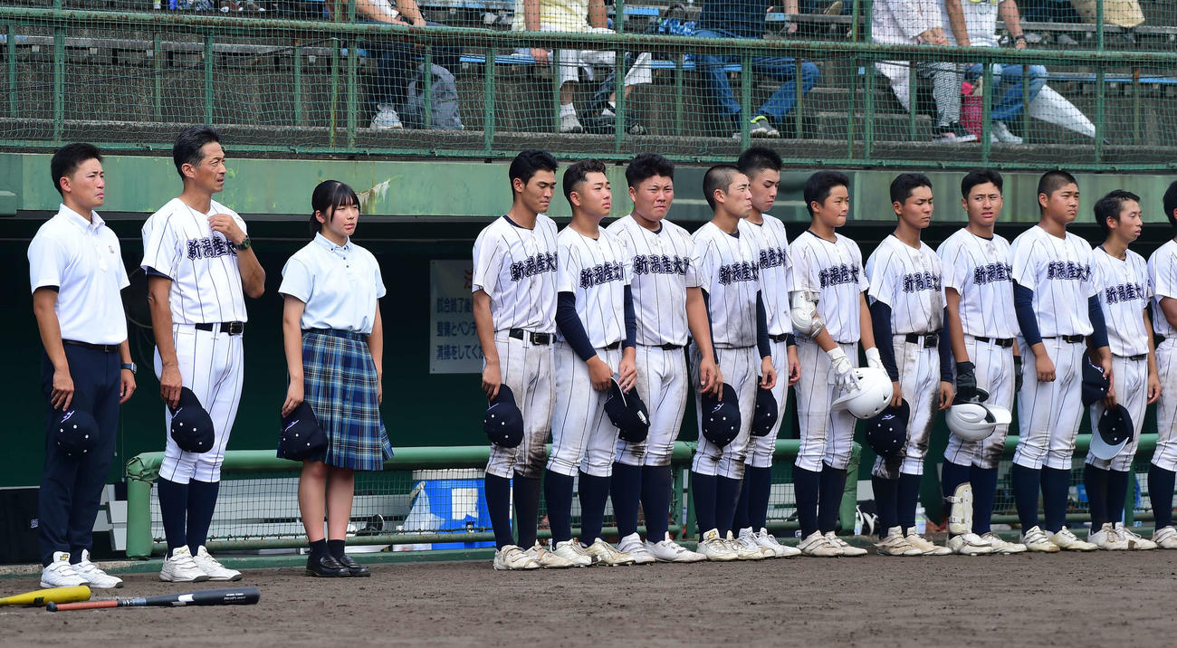 新潟産大付対中越　試合に敗れ、肩を落とす新潟産大付ナイン