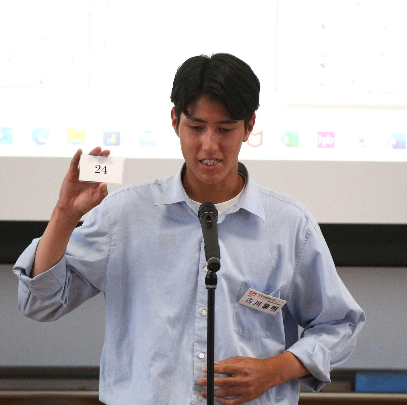 抽選会にてくじを引く黒川・古川黎明・迫桜連合・笠原（撮影・高橋香奈）