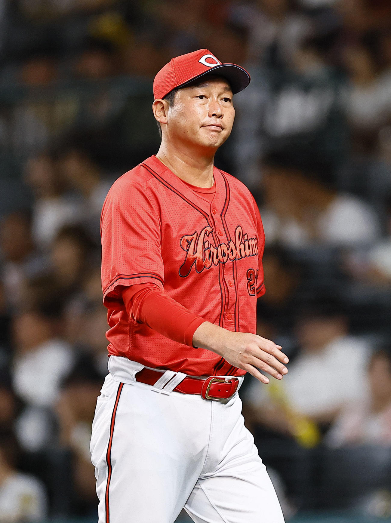 阪神対広島　5回裏阪神1死二、三塁、交代を告げベンチに戻る新井監督（撮影・藤尾明華）