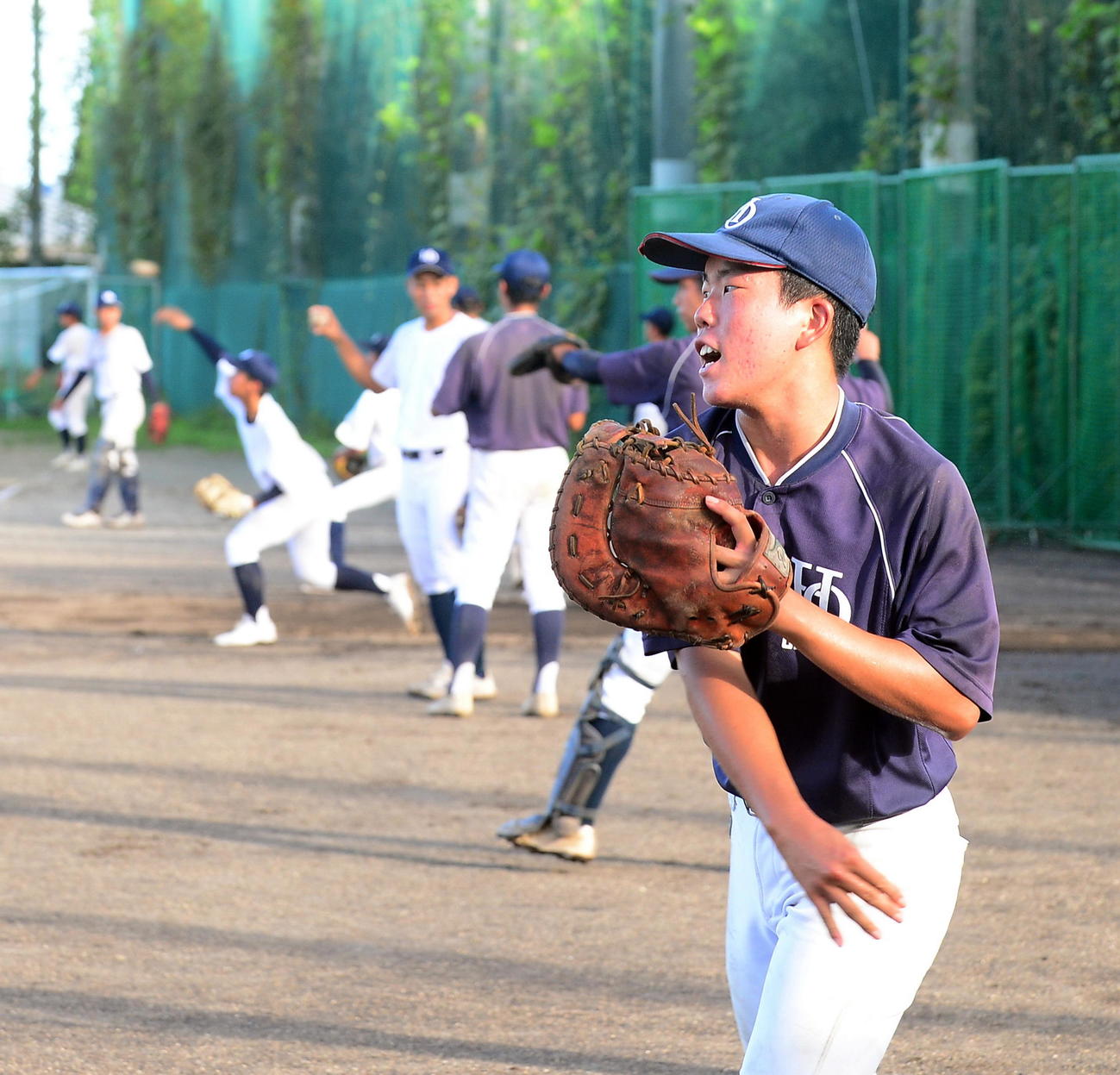 キャッチボールを行う藤原主将ら浜松大平台の選手たち（撮影・前田和哉）